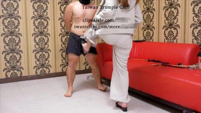 台湾踩踏俱乐部 VITA暴力跺屌踹下体