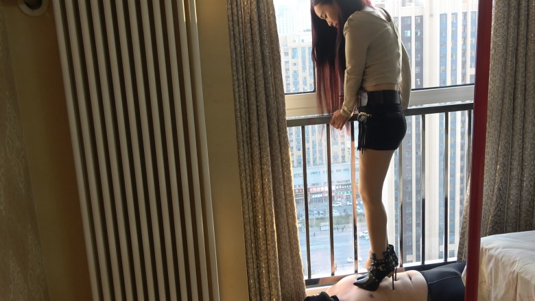 超细高跟踩踏胖奴