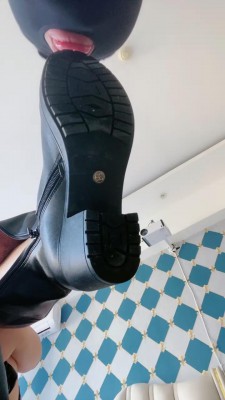 【佳琪女王】学生朱长靴踢裆训狗舔脚 bf22570