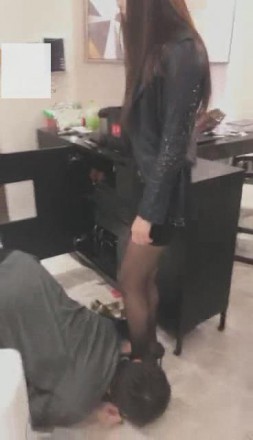 VIVI圣水羞辱 黑丝高跟调教偷鞋的邻居