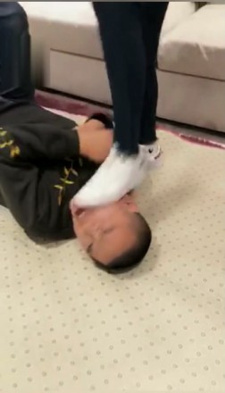 绝美vivi暴力踢脸踢裆发泄