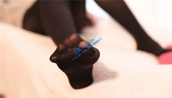 黑丝踩玩热水袋