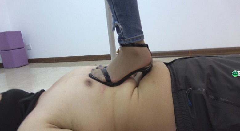 冷柔多双高跟踩踏肉饼