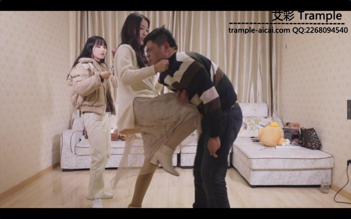 南一初九暴力踢踹