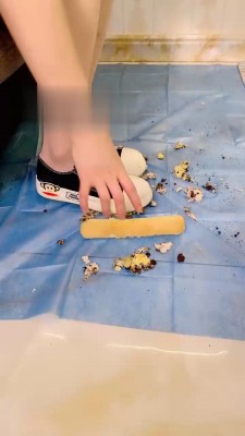 【冷凝大人】脏鞋底踩踏食物喂食 bf17305