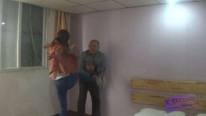 跆拳道美女人肉沙包