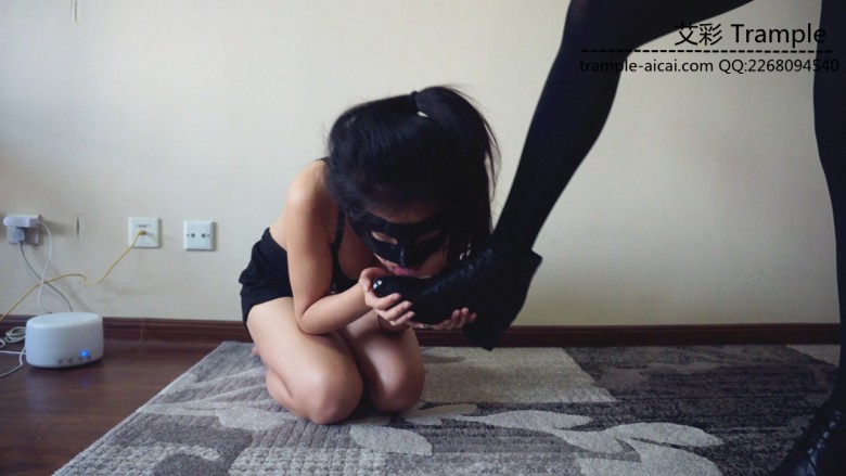 『小妮女女』原味白袜皮靴暴力调教瘦弱女M，踢裆，踩踏，羞辱，闻臭袜子。