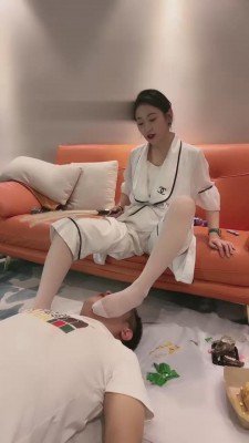 【鑫儿教头】踩踏食物喂食抖M老公 bf15551