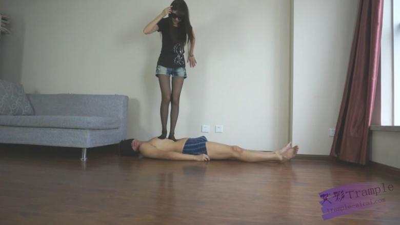 『灵魂女主』-黑丝高跟践踏狗奴，高跟踢裆踢头，羞辱