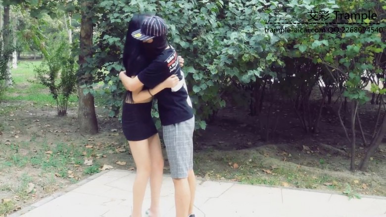 美女公园教闺蜜踢裆虐蛋（有花絮） 180624-6