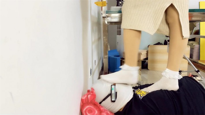 【婧児小主】晓G帆布鞋脏白袜踩头踩脖子 踩踹审讯最后裁断囚犯脖子！ YC-220516-4