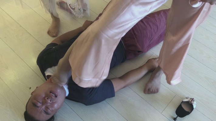 美女二人无情狠踩 YC-220112-10