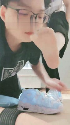 【妮蔻】脏臭小白鞋羞辱小弟弟 bf17736