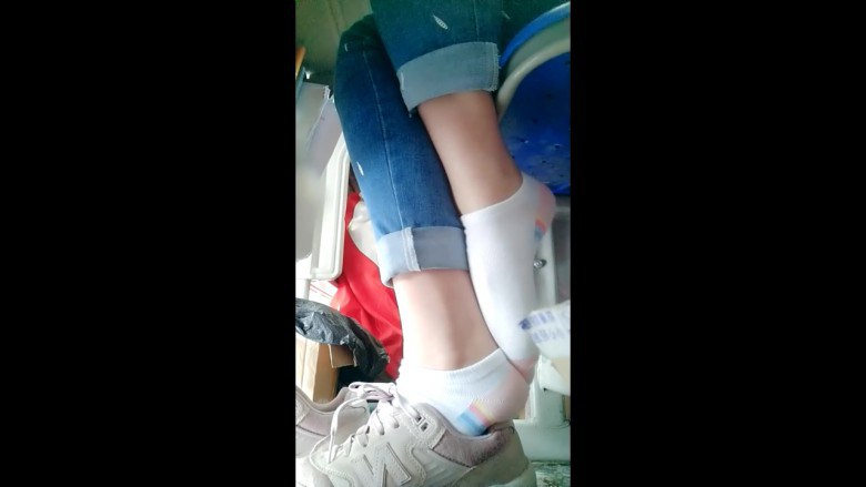 高中女生教室里晾袜子玩鞋 竟然能玩上两节课的时间