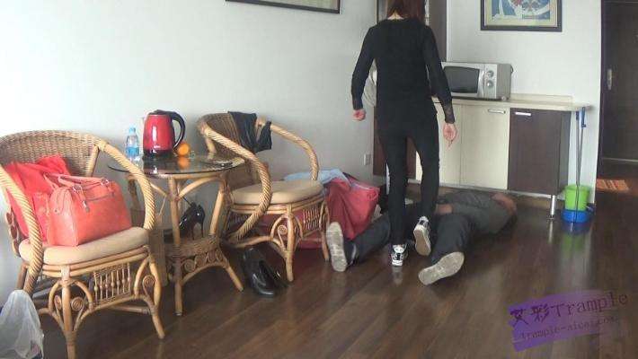 女杀手老大教训废物马仔