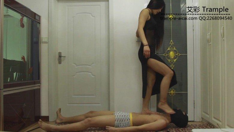 明妃女王高跟裸足踩踏贱狗