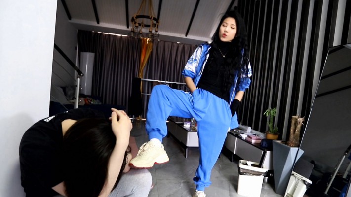 【惑心】女校霸爆踩女奴踩爆