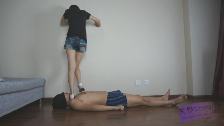 『灵魂女主』-白袜红色帆布鞋爆踩羞辱，沙发跳踩，窒息，口水