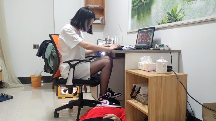 168cm黑丝AJ中山少女姿默玩LOL，无意识把狗头狗裆当脚垫 YC-220224-3_HD绳艺资源