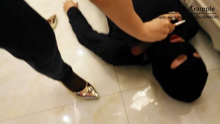 偷闻姐姐袜子的下场