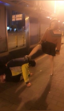 大马路玩狗-跪着让路人看-耳光扇的啪啪响