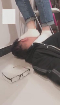 【VIVI】剧情:不良女学生戏弄家教