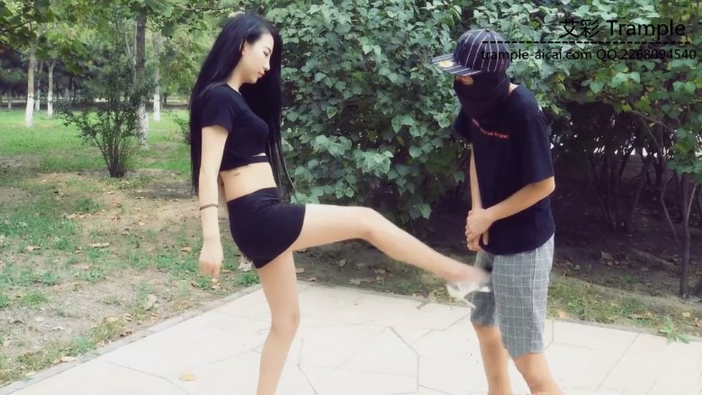 美女公园教闺蜜踢裆虐蛋（有花絮） 180624-6