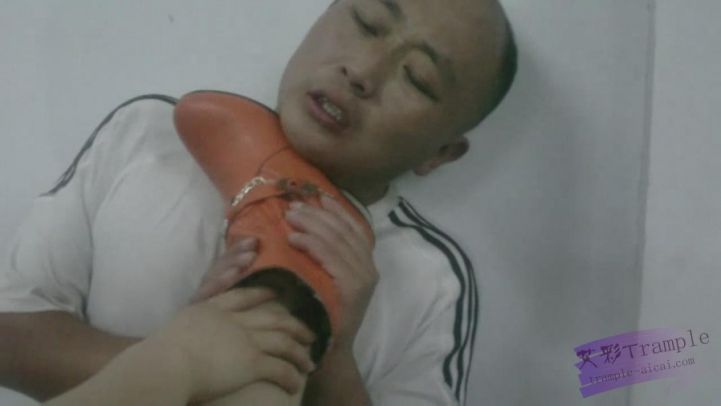 狠辣女警潜入（1）—高抬腿踩脖子踩死吐血