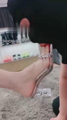 【美美子】网红模特高跟踩虐狗 bf17801