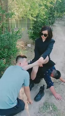 【羽诺】双狗野外闻脚 bf12014