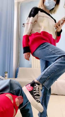 【美离子】帆布鞋强迫路人做狗碾压踩打踢 bf23271