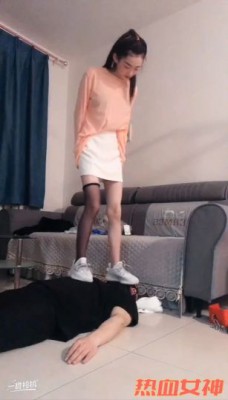 绝美学生s长腿黑丝踩踏脚耳光贱M-18岁学生s黑丝和裸足踩头踹脸脚耳光 YC-220501-6