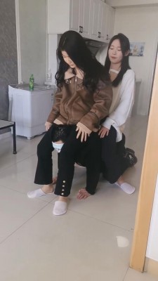 【吴迪】双素人姐妹调教骑马/踩踏/闻舔脚 bf22524