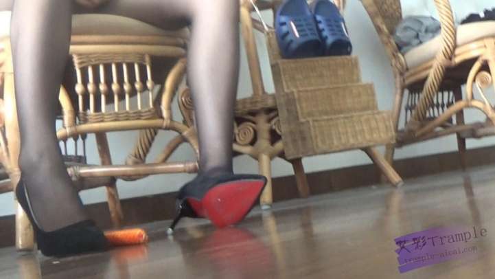 燕子女主模拟男根粉碎