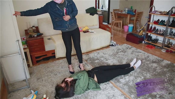 艾丝指导两高中妹子互踩，最后艾丝也忍不住上去踩了两脚 G-NV-216