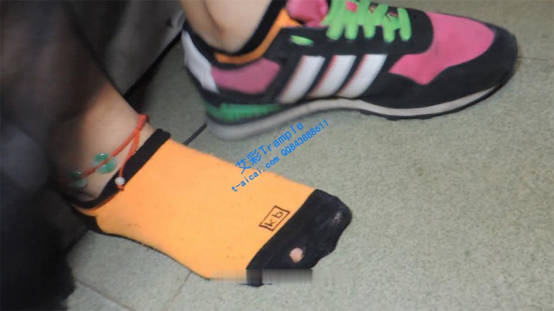 脱地铁站实习生棉袜玩玉足，一脸怀疑的眼神_HD绳艺资源