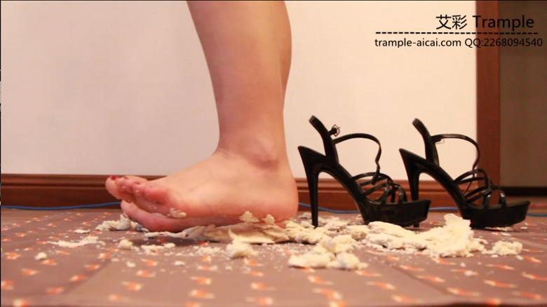 明妃女王第一人称踩踏食物