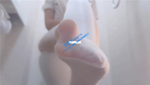 小萝莉秀白丝玉足