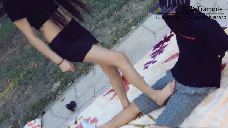 美女公园教闺蜜踢裆虐蛋（有花絮） 180624-6