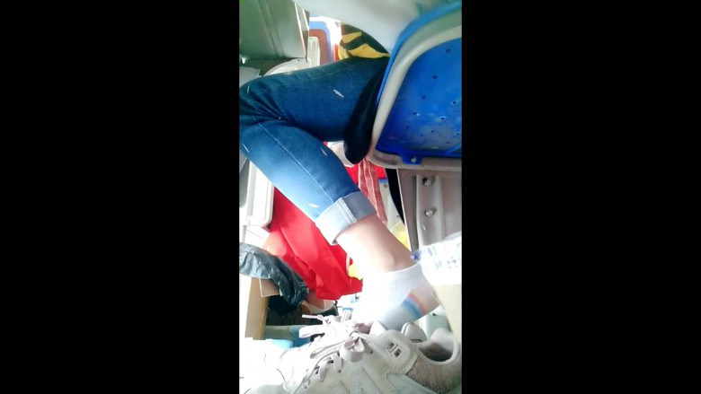 高中女生教室里晾袜子玩鞋 竟然能玩上两节课的时间