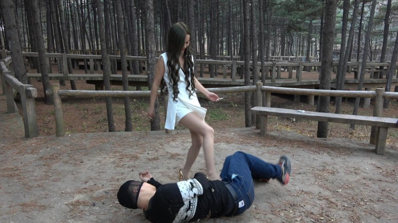 冷柔野外暴虐贱货裆部