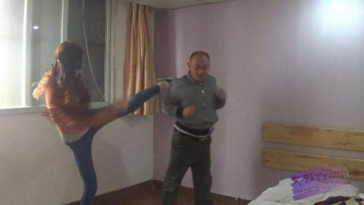 跆拳道美女人肉沙包