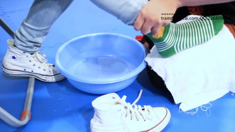 美女直播惩罚搭档闻袜子 神秘宗教洗脚礼 美女脚揉面