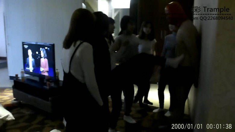 【七小主】众多女生臭脚围殴头套男