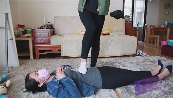 艾丝指导两高中妹子互踩，最后艾丝也忍不住上去踩了两脚 G-NV-216_HD绳艺资源