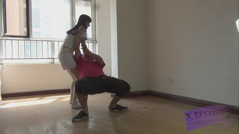 lulu女s剧情：白球鞋之踩脚引发的暴打 全城语言不断 露脸