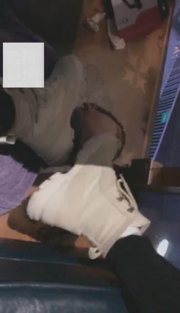 【VIVI】酒吧臭棉袜跺死贱狗