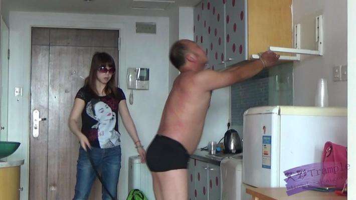 玲主皮鞭虐打踩踏