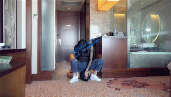 小默牛仔裤白袜运动鞋调教