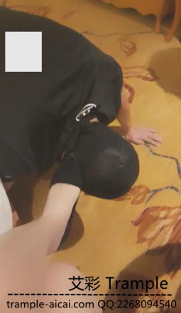 VIVI调教现实中的朋友踩踏羞辱闻肉丝